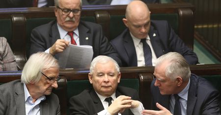 PiS z mocnym poparciem. Sondaż po tragedii