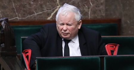 Jarosław Kaczyński w Sejmie o kulach... z grymasem na twarzy. Zdjęcia mówią wszystko