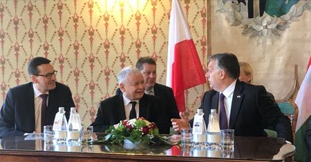 Kaczyński i Orban odsłonili pomnik smoleński. Polityków łączą symbole, ale różnią interesy