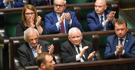 Sondaż CBOS: tylko trzy partie w Sejmie. Wiosna na wylocie