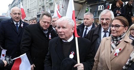 Kaczyński do tej pory odcinał się od neofaszystów. Teraz był bez wyjścia
