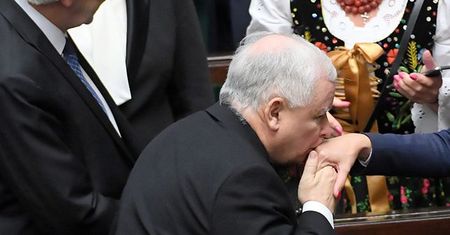 Jarosław Kaczyński pocałował i obiecał. Sprawdziliśmy, czy dotrzymał słowa