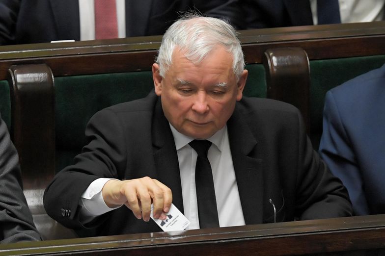 Jarosław Kaczyński i jego partia prowadzą w sondażach