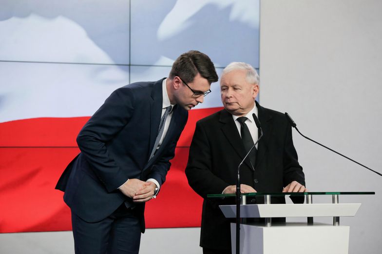 Prezes Prawa i Sprawiedliwości Jarosław Kaczyński oraz rzecznik prasowy rządu Piotr Mueller.