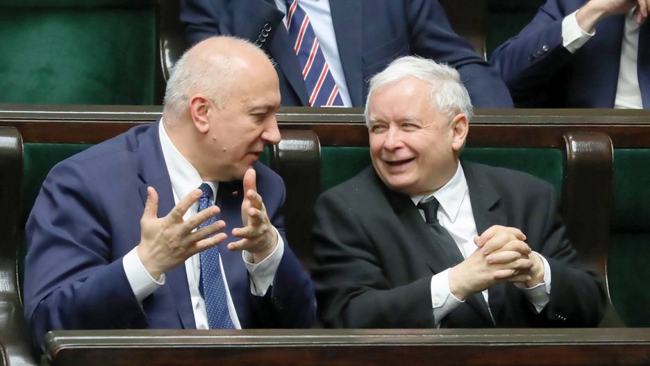 Sondaż wyborczy. Szef MSWiA Joachim Brudziński i prezes PiS Jarosław Kaczyński