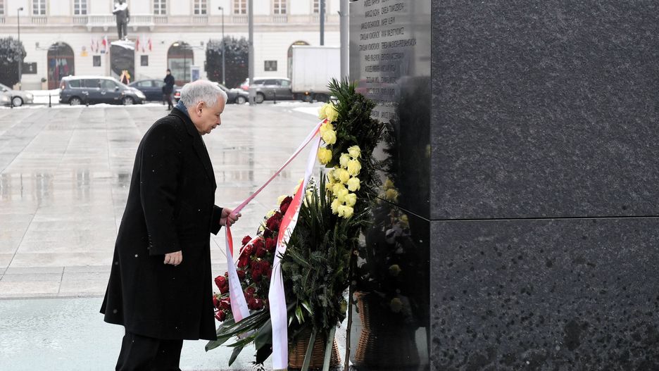 Jarosław Kaczyński przed Pomnikiem Ofiar Tragedii Smoleńskiej