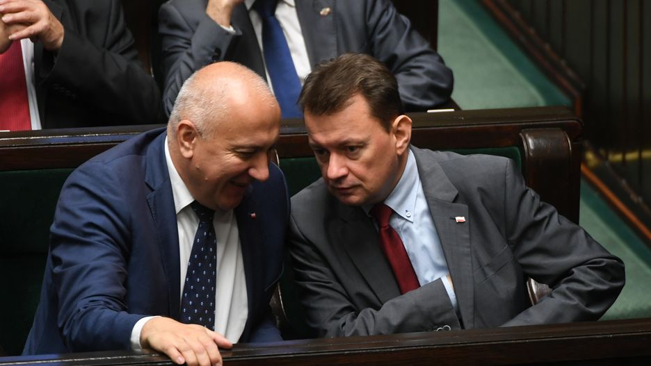 Obecny szef MSWiA Joachim Brudziński i jego poprzednik Mariusz Błaszczak w Sejmie.