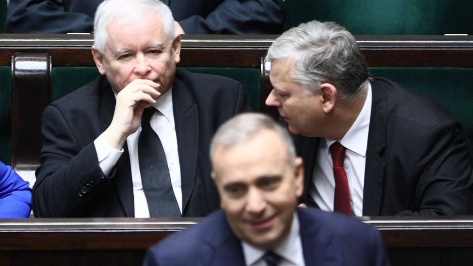 Jarosław Kaczyński (z tyłu) i Grzegorz Schetyna (na pierwszym planie)