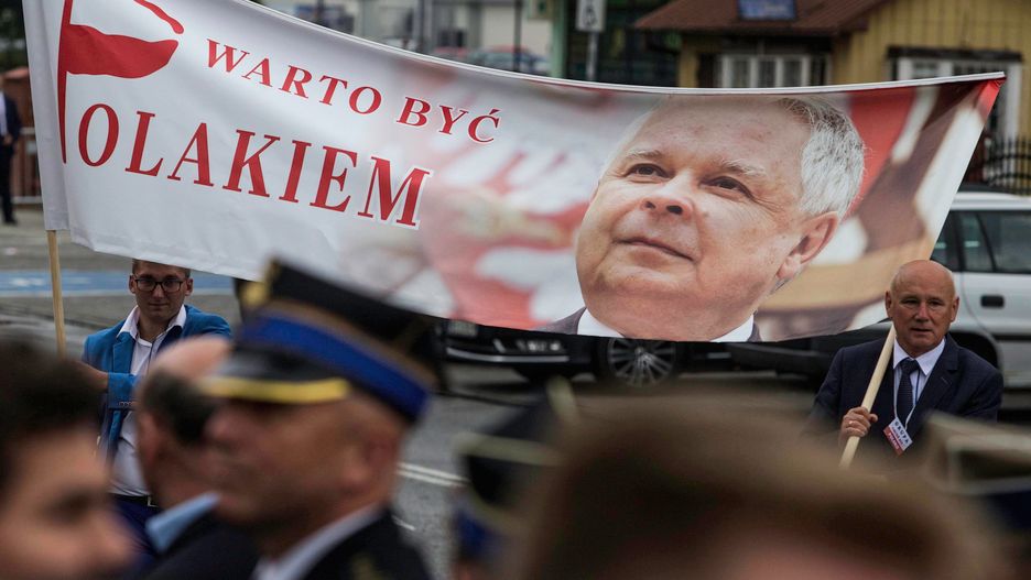 Marsz Pamięci ofiar katastrofy smoleńskiej ruszył spod Starego Miasta