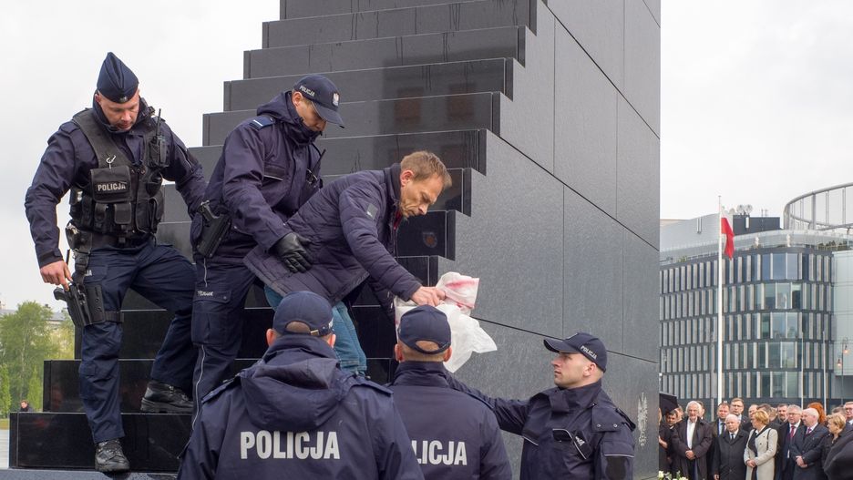 Policjanci sprowadzili aktywistę Obywateli RP na dół pomnika