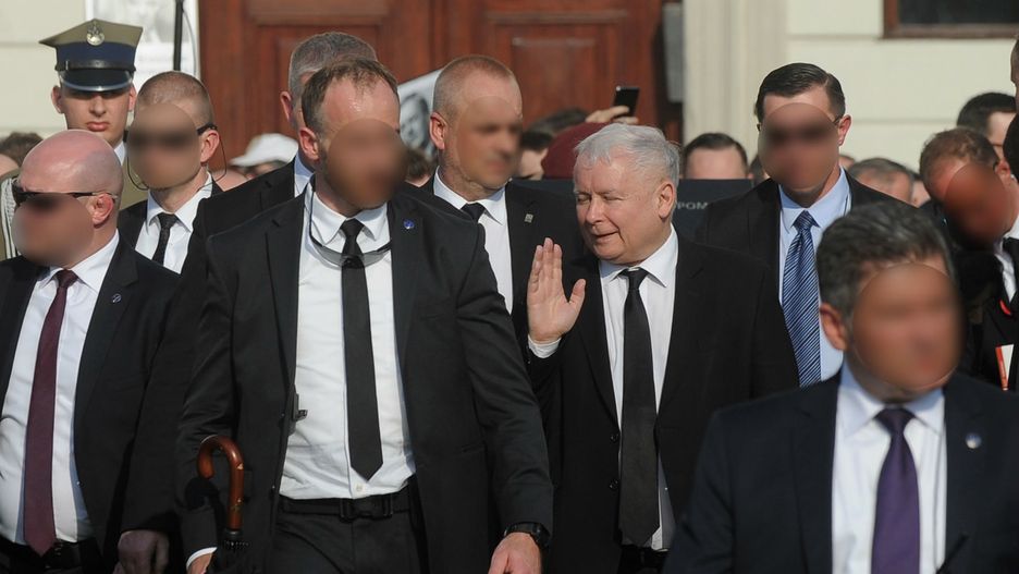 Jarosław Kaczyński w otoczeniu ochroniarzy