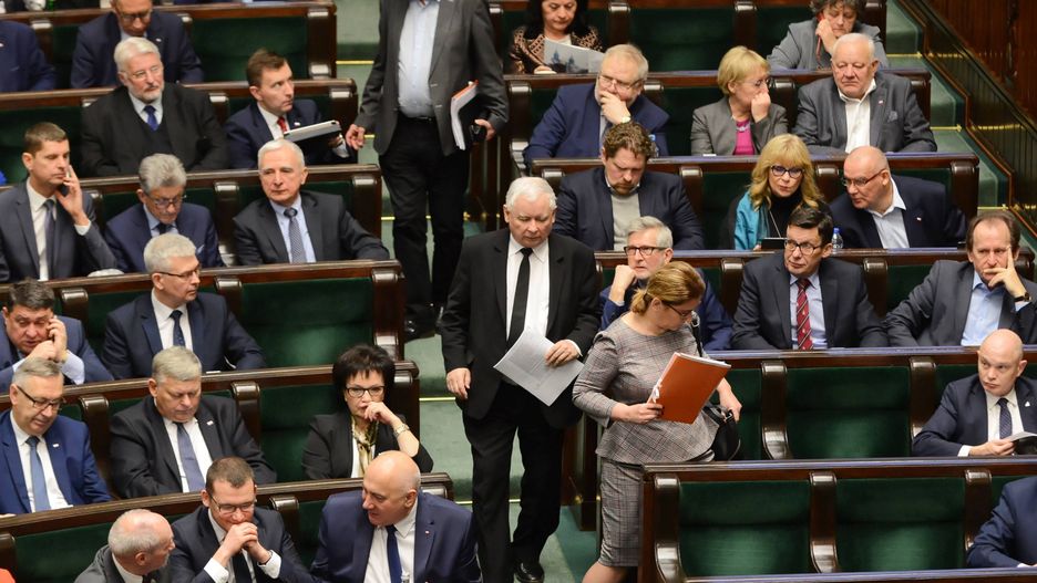Beata Mazurek, Jarosław Kaczyński i Ryszard Terlecki wchodzą na salę obrad. Chwilę wcześniej zakończyła się minuta ciszy, którą posłowie uczcili pamięć  prezydenta Gdańska.