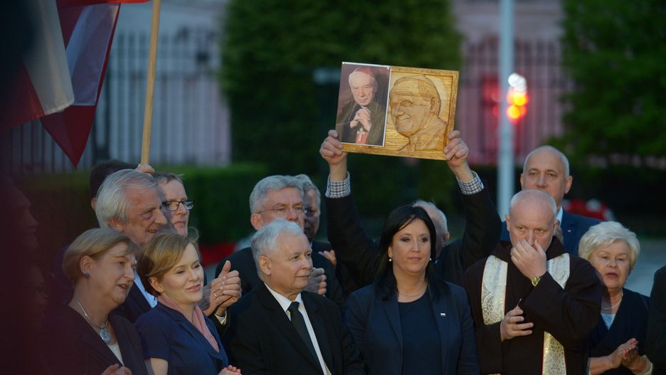 Jarosław Kaczyński i politycy PiS podczas miesięcznicy smoleńskiej.