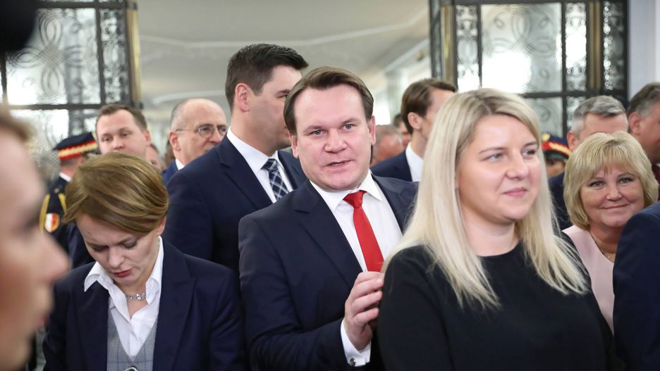 Dominik Tarczyński na razie działa w polskim Sejmie