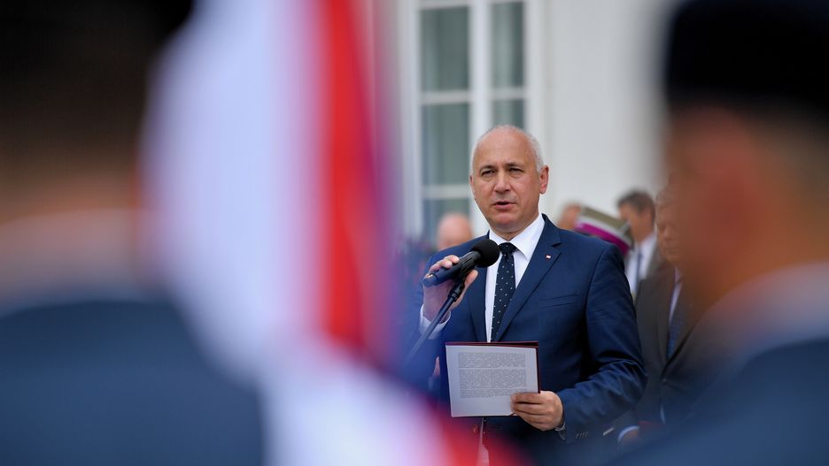 Joachim Brudziński napisał o tych, "co plują na Polskę". Riposta padła szybko