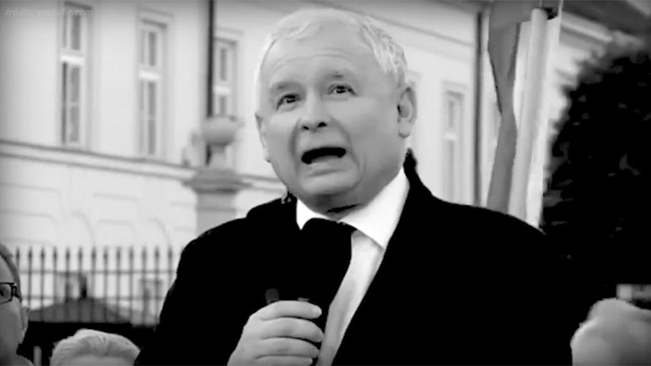 Ujęcia Jarosława Kaczyńskiego pokazano w czarno-białej tonacji