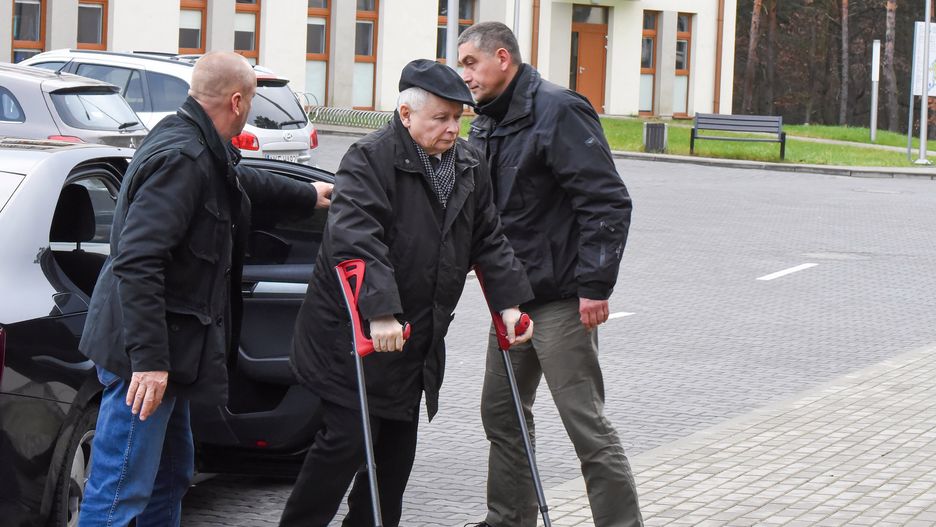 Jarosław Kaczyński ma duże problemy z poruszaniem się