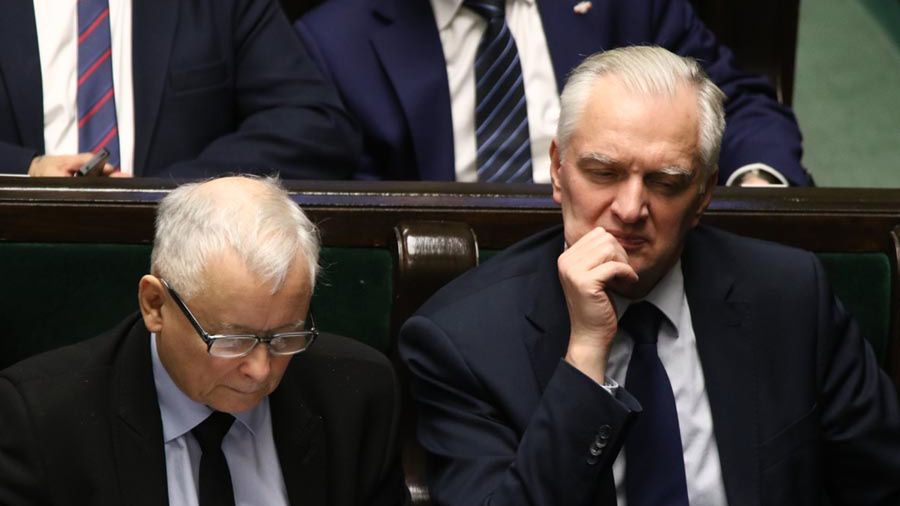 Wicepremier Jarosław Gowin obok prezesa PiS podczas debaty w Sejmie 