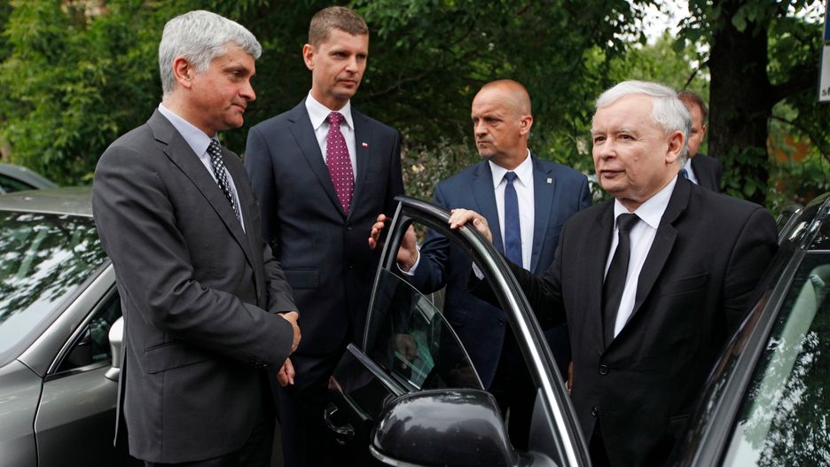 Prezes PiS Jarosław Kaczyński z okazji 75. rocznicy spalenia przez Niemców Wielkiej Synagogi złożył kwiaty przed pomnikiem ofiar