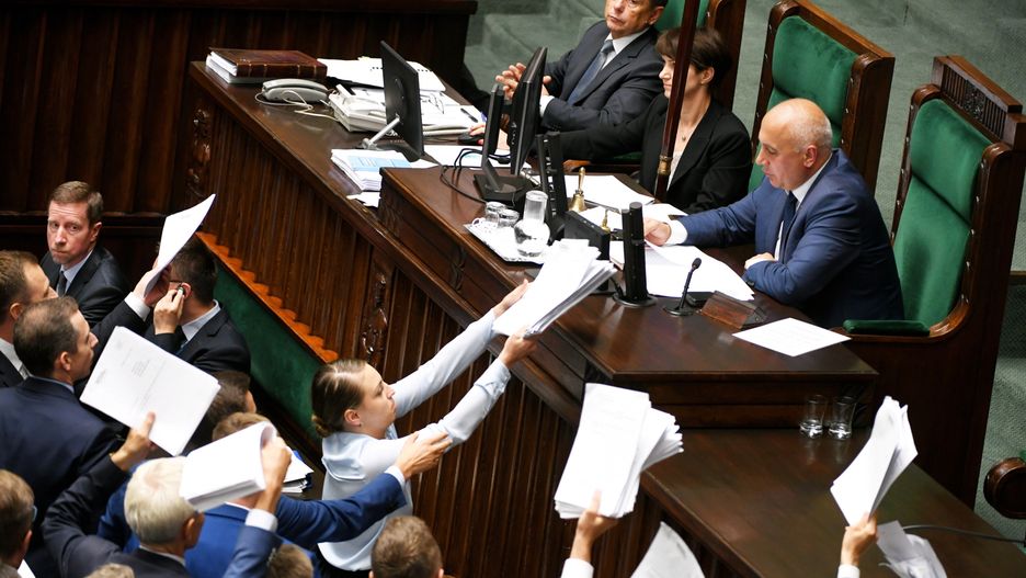 Nocne obrady Sejmu. Przewodniczy wicemarszałek Joachim Brudziński.