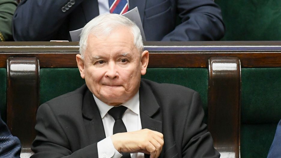 W ciągu miesiąca poparcie dla PiS spadło o 6 punktów procentowych, wynika z sondażu Kantar