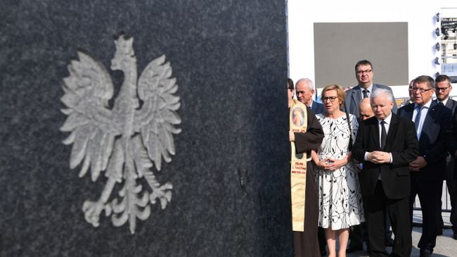 Jarosław Kaczyński złożył kwiaty przed Pomnikiem Ofiar Tragedii Smoleńskiej 