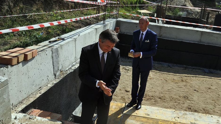 Marek Kuchciński podczas wmurowania kamienia węgielnego pod Centrum Rozwoju Badmintona