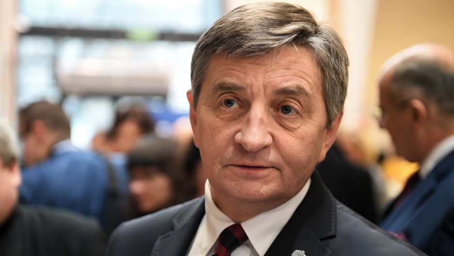 Marek Kuchciński chce wręczyć posłom odznaki