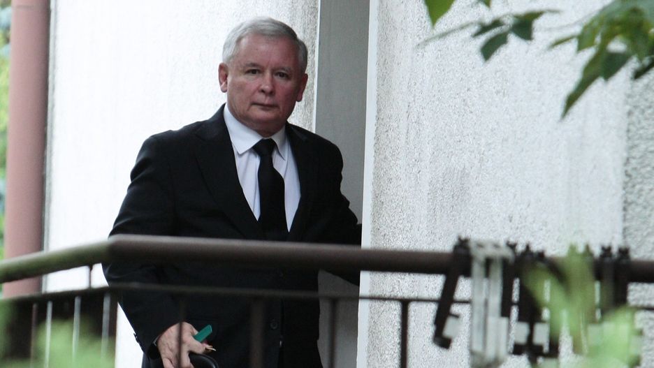 Jarosław Kaczyński przed domem na warszawskim Żoliborzu