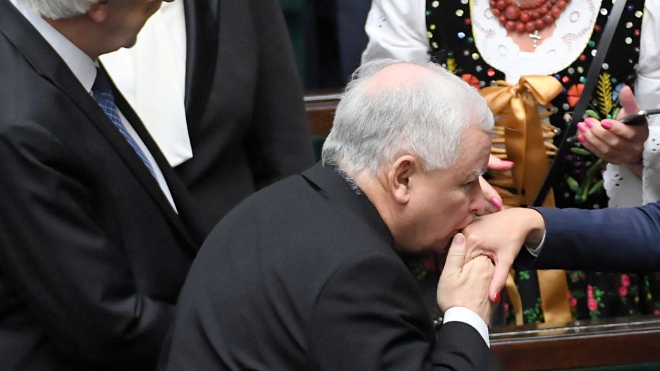 Jarosław Kaczyński pocałował w dłoń Katarzynę Piekarską. Tworzą wspólny zespół
