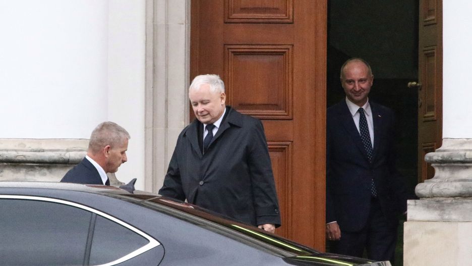 Jarosław Kaczyński wychodzi z Belwederu. Żegna go prezydencki minister Wojciech Kolarski.