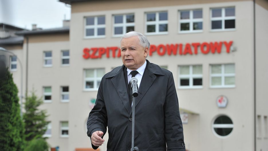 Jarosław Kaczyński przed szpitalem w Garwolinie