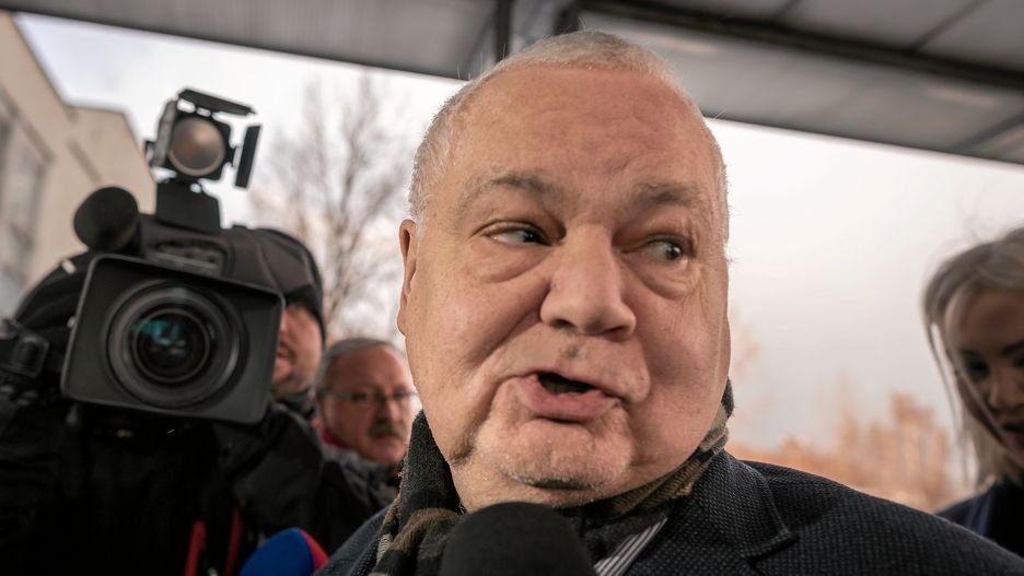 Adam Glapiński w drodze na przesłuchanie w sprawie  byłego przewodniczącego KNF-u Marka Chrzanowskiego