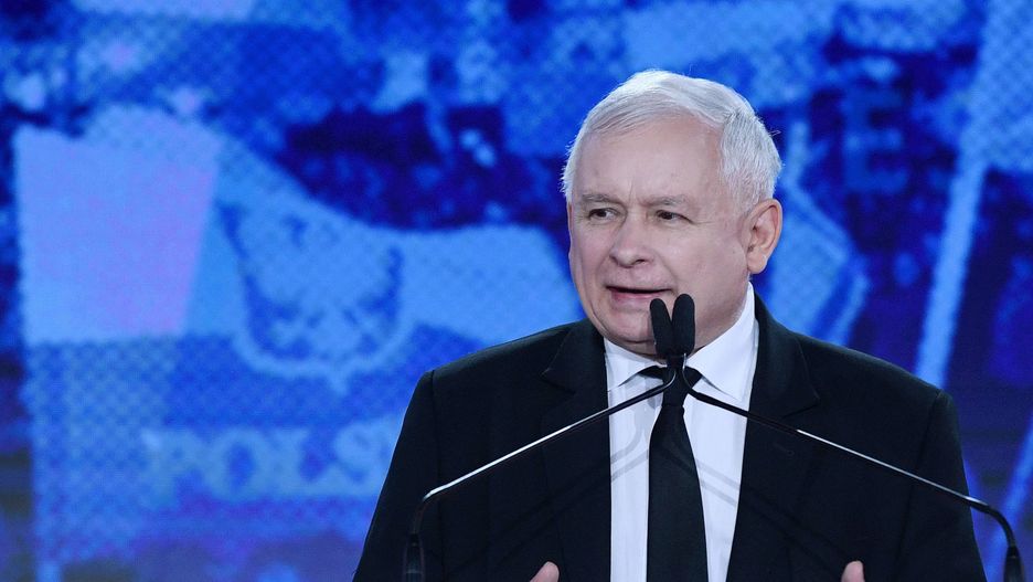 Jarosław Kaczyński wykonał hymn na kongresie PiS w 2004 r. Do tej pory mu tego nie zapomniano