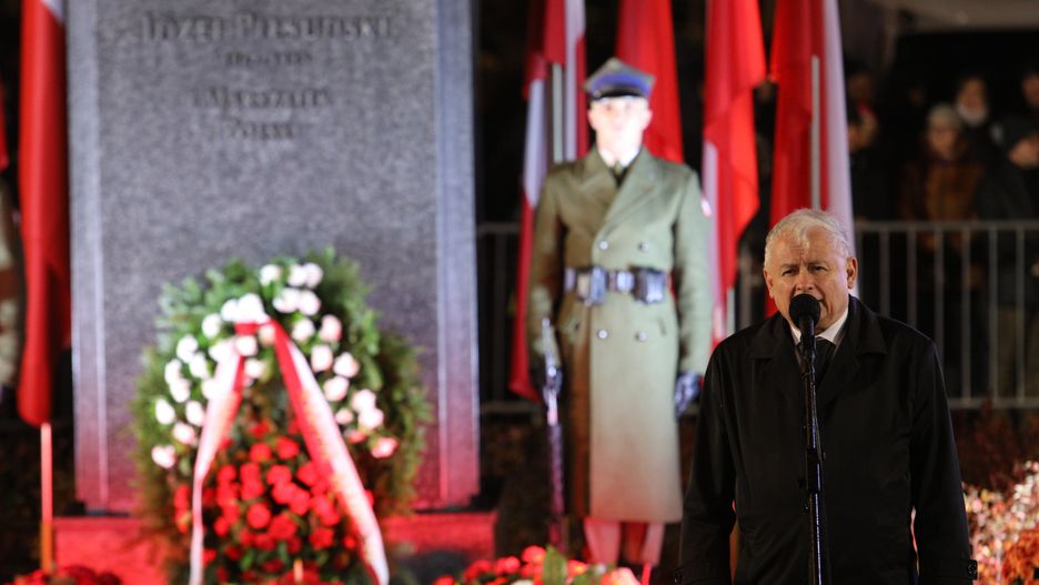 Warszawa. Prezes PiS Jarosław Kaczyński przemawia pod pomnikiem Józefa Piłsudskiego