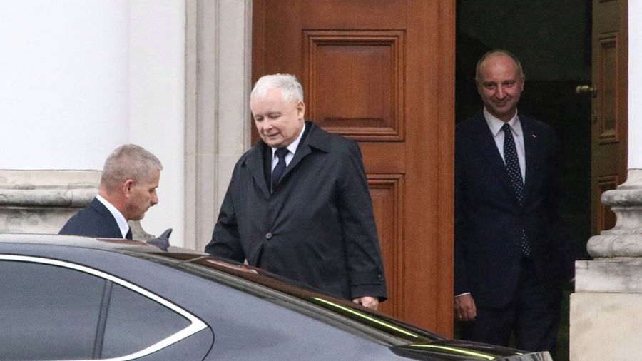 Jarosław Kaczyński wychodzi z Belwederu