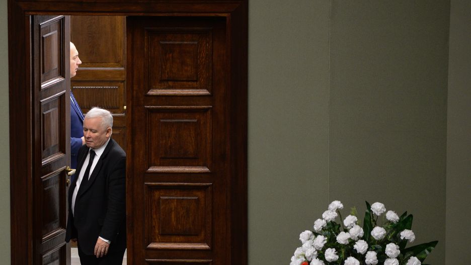Poza posiedzeniami kwiaty mają mieć stonowane kolory. Ale w trakcie obowiązują czerwono-białe barwy