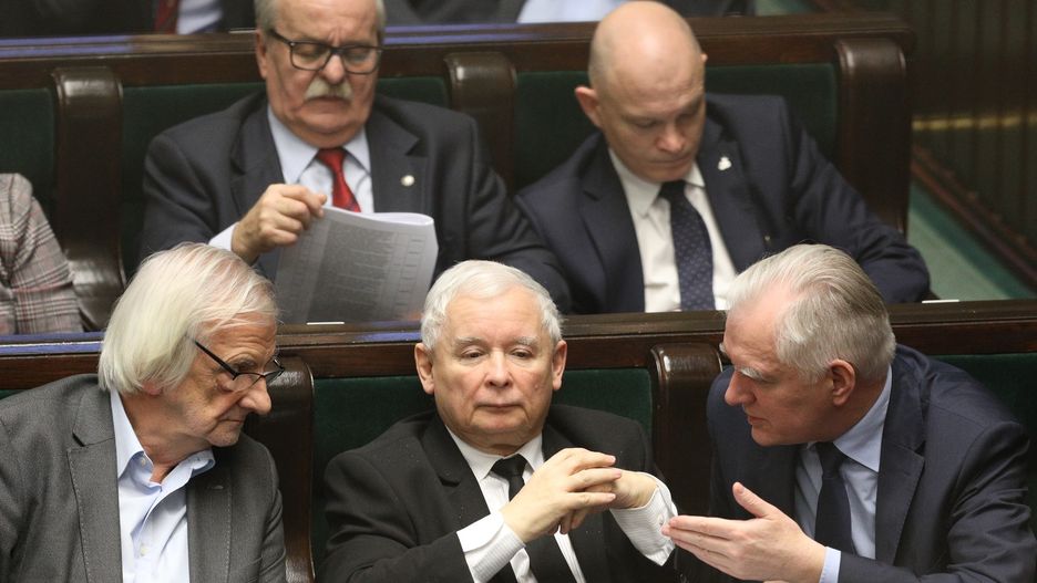 PiS utrzymuje przewagę nad PO