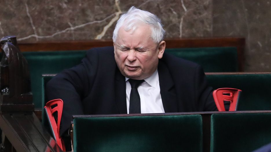 Jarosław Kaczyński z grymasem na twarzy w Sejmie