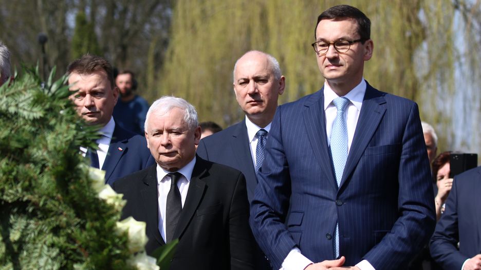 Jarosław Kaczyński i Mateusz Morawiecki na obchodach rocznicy katastrofy smoleńskiej. Z tyłu za nimi Joachim Brudziński