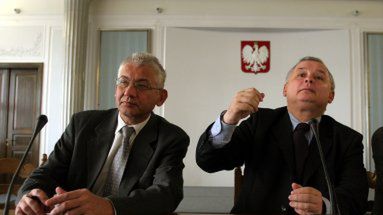 Posłowie Dorn i J.Kaczyński podczas pierwszego posiedzenia klubu PiS