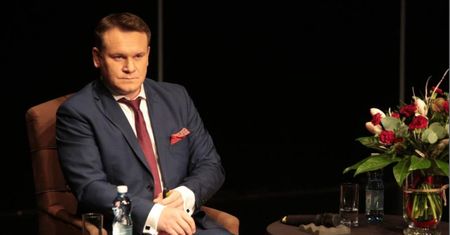 Hipokryzja posła PiS. Dominik Tarczyński pobiera poselskie uposażenie. Mamy potwierdzenie