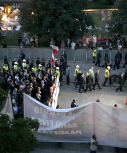 "Chcemy do domu" - skandowali mieszkańcy okolic Krakowskiego Przedmieścia. Przez Kaczyńskiego nie mogli wrócić