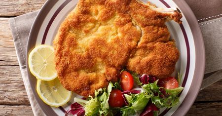 Kotlet po mediolańsku to świetna propozycja na obiad. Goście będą zachwyceni