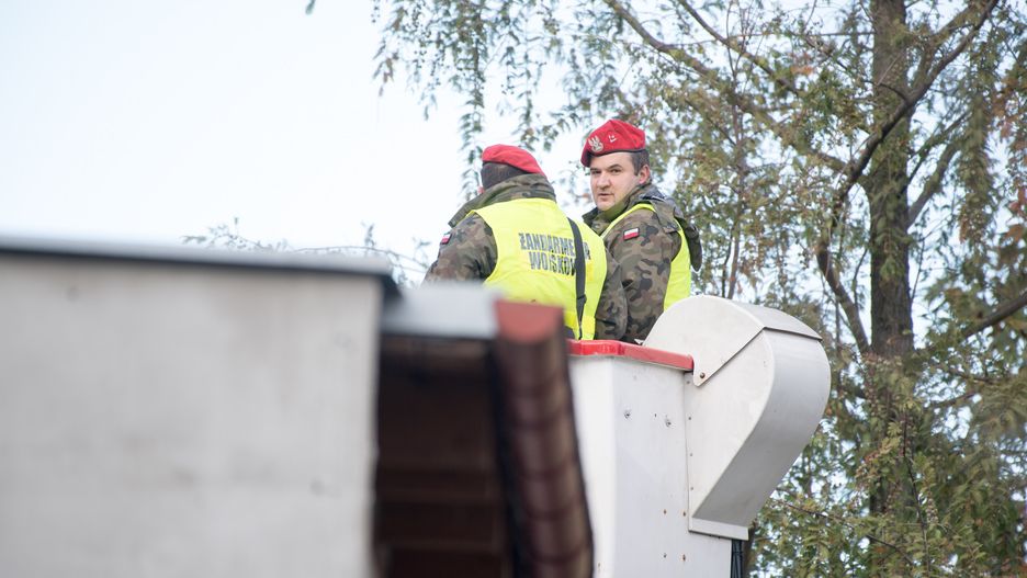 Żołnierze Żandarmerii Wojskowej na dachu posesji we Wrzeszczu