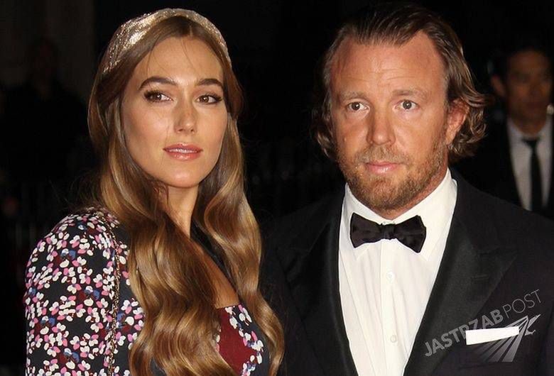 Guy Ritchie i Jaqui Ainsley już po ślubie. Gościem był Brad Pitt, a gratulacje parze młodej złożyła Victoria Beckham [ZDJĘCIA]