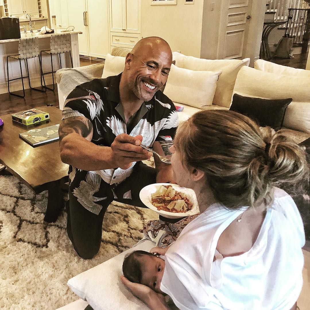 Twardziel z Hollywood na klęczkach podaje obiad matce swoich dzieci