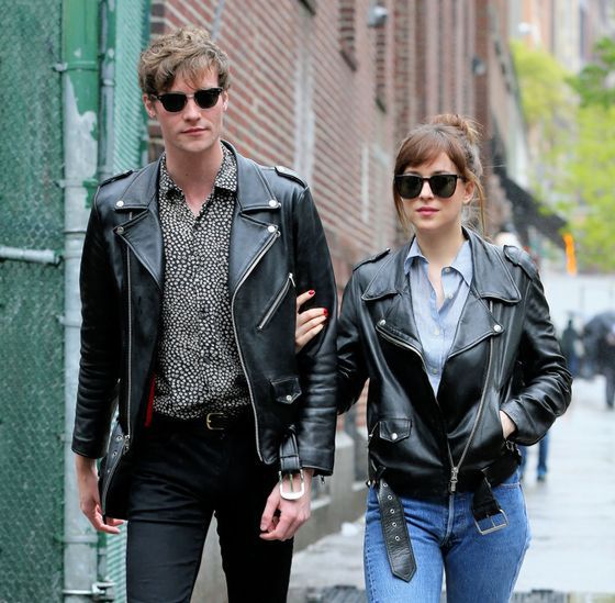 LOOK OF THE DAY: Dakota Johnson w skórzanej kurtce i prostych dżinsach