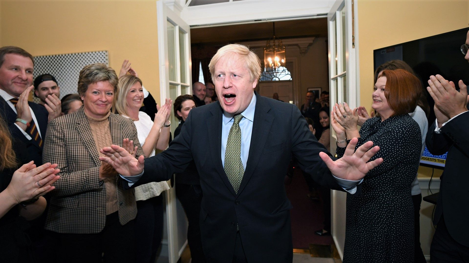 Boris Johnson cieszy się ze zwycięstwa w wyborach