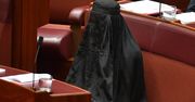 W czarnej burce przyszła na posiedzenie Senatu. Tak nawołuje do zakazu noszenia zasłon